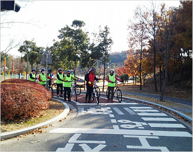 울산대공원 자전거 교육장 운영 사진입니다.