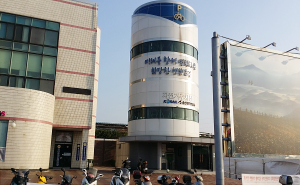 태화강역 자전거주차장 전경사진입니다.