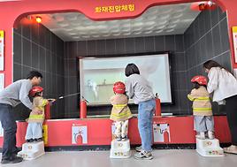 엄마 아빠랑 같이 불을 꺼요~~